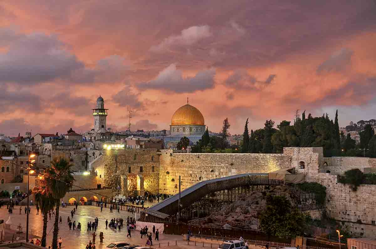 Atardecer en un muro y templo de Jerusalén