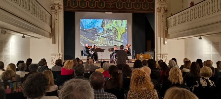 Concierto para la presentación del libro Cristos de Álava, a cargo de los violinistas Víctor Parra y Virginia Esparza. Viernes 25 de abril de 2025