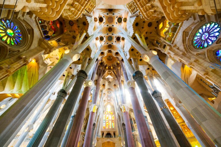 Cena cultura Madrid. «100 años de la muerte de Gaudí. Su extraordinaria obra y actualidad». Con el catedrático Jorge Latorre. Jueves 16 abril 2026